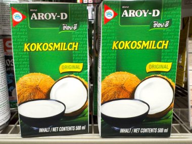 Villach, Avusturya - 10 Temmuz 2025: AROY-D hindistan cevizi süt kutuları bir süpermarket rafında sergileniyor, orijinal tadı ve çekici tasarımı vurgulanıyor