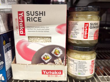 Villach, Avusturya - 10 Temmuz 2025: Yutaka suşi pirinç kutusu sahanlıkta özgün Japon yemekleri hazırlamak için ideal zencefil kavanozu ile ön plana çıkarıldı