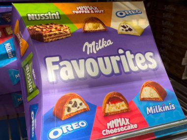 Villach, Avusturya - 10 Temmuz 2025: Milka Favori çikolata kutusu Nussini, Oreo ve MMMAX aromaları göz alıcı renkli bir tasarım sergiliyor