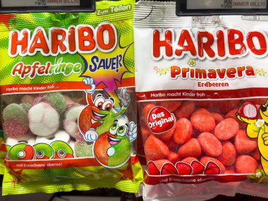 Villach, Avusturya - 10 Temmuz 2025: Haribo şeker paketleri Apfelringe ve Primavera aromalı parlak renkler ve eğlenceli grafikler sergiliyor, şeker severler için ideal