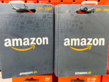 Villach, Avusturya - 10 Temmuz 2025: Amazon hediye kartları kolay seçim için çoklu mezhepler ve parlak renkler içeren bir perakende ayarı düzenlendi