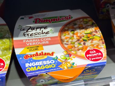 Villach, Avusturya - 10 Temmuz 2025: Dimmi di Si markasından taze sebze çorbası, canlı malzemeler ve kolay yemek hazırlığı için Gardaland Resort