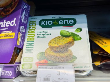 Villach, Avusturya - 10 Temmuz 2025: Markette ıspanak aromalı sebze köfteli Kioene Miniburger paketi, besleyici yemek seçeneklerini vurguluyor