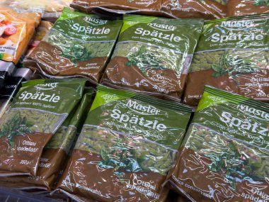 Villach, Avusturya - 10 Temmuz 2025: Usta Spatzle makarna paketleri süpermarket raflarında, taze malzemeler ve canlı renkler vurgulanıyor