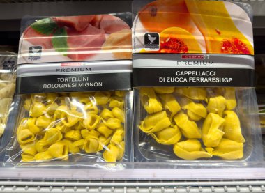 Villach, Avusturya - 10 Temmuz 2025: Açık ambalajda kaliteli tortellini ve cappellacci makarna, bakkal ortamında taze malzemeler ve canlı renkler vurgulanıyor