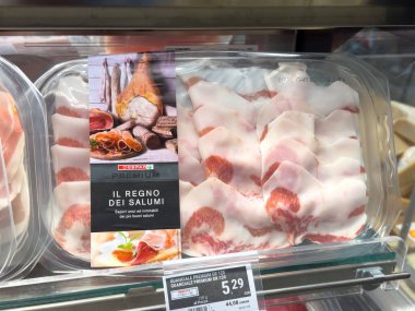 Villach, Avusturya - 10 Temmuz 2025: Premium İtalyan haşlanmış etleri, gurme yemek sevenler için ambalaj, salam ve prosciutto ile güzelce düzenlenmiştir