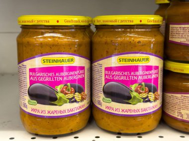 Villach, Avusturya - 15 Temmuz 2025: Steinhauer patlıcan kavanozları süpermarket raflarında rengarenk etiketler ve lezzetli vegan seçenekleri vurgulanıyor