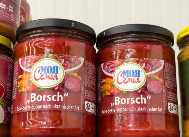 Villach, Avusturya - 15 Temmuz 2025: Borş çorbası kavanozları bir süpermarket rafında belirgin bir şekilde sergileniyor, renkli etiketleri ve cazip görünüşleri vurgulanıyor