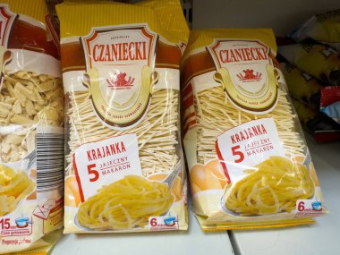 Villach, Avusturya - 15 Temmuz 2025: Çek makarna paketleri bir süpermarket rafında farklı erişte türlerini ve çekici renkleri vurguluyor