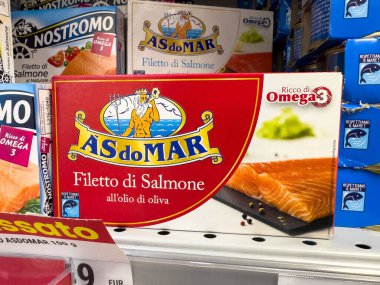 Villach, Avusturya - 15 Temmuz 2025: AS do MAR somon fileto kutusu, zengin renklerini vurgulayarak ve cazip markalaştırarak market raflarında belirgin bir şekilde yer almaktadır