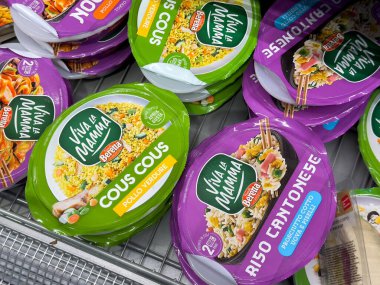 Villach, Avusturya - 15 Temmuz 2025: Parlak renkli Viva la Mamma kuskus ve pirinç paketleri, hızlı yemek çözümleri vurgulanıyor