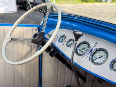 Villach, Avusturya - 20 Temmuz 2025: Klasik araba içi klasik direksiyon ve gösterge paneli göstergeleri, retro tasarım ve zanaatkarlığı ön plana çıkarıyor