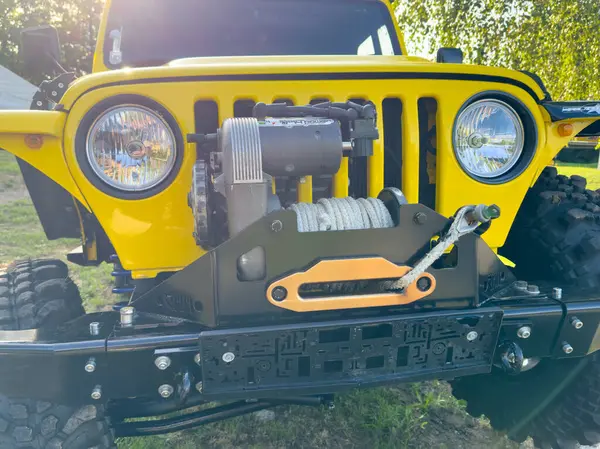 Villach, Avusturya - 20 Temmuz 2025: Sarı Jeep Wrangler güçlü bir vinç ve sağlam lastikler, off-road maceraları ve açık hava keşifleri için mükemmel