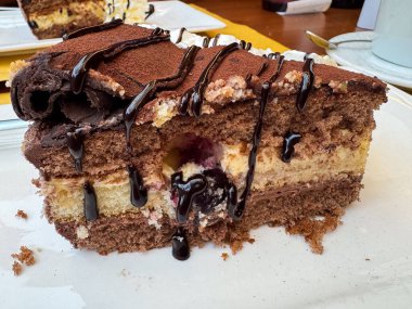 Çiselemeli çikolata katlı lezzetli pasta ve tabakta böğürtlen.