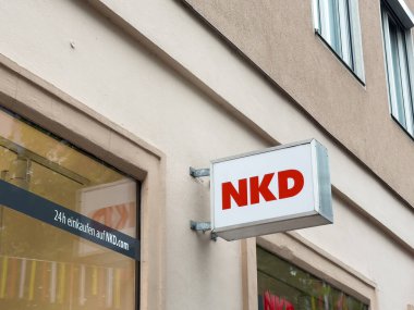 Villach, Avusturya - 24 Temmuz 2025: Binanın dış tarafındaki NKD mağaza tabelası müşterileri moda öğeleri ve aksesuarları keşfetmeye davet ediyor