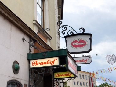 Villach, Avusturya - 24 Temmuz 2025: Brauhof, geleneksel mimari ve konuklar için cazip ortam sunan antika bir kasabada tabela ve dış yapı inşa etme