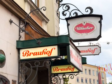 Villach, Avusturya - 24 Temmuz 2025: Brauhof bira fabrikası tabelası, canlı bir şehir atmosferinde geleneksel mimariyi ön plana çıkaran klasik tasarım unsurlarına sahiptir.