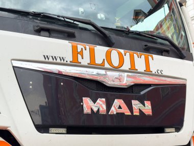 Villach, Avusturya - 24 Temmuz 2025: Flott markalı MAN kamyonun ön görüntüsü, aracın gücünü ve ticari amacını vurguluyor