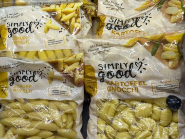 Villach, Avusturya - 24 Temmuz 2025: Markette sergilenen patates gnocchi ve makarna paketleri ürünlerin farklı şekillerini ve dokularını vurguluyor