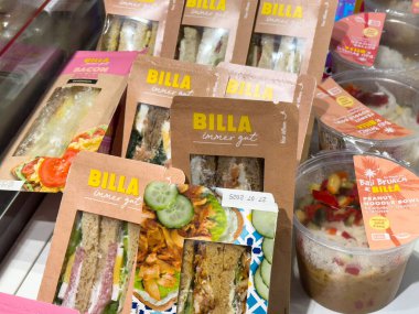Villach, Avusturya - 24 Temmuz 2025: Markette düzenlenen BILLA sandviç paketleri, çeşitli tatları vurguluyor ve müşteriler için cazip sunumlar