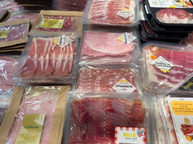 Villach, Avusturya - 24 Temmuz 2025: Mutfak ilhamı için jambon, salam ve prosciutto içeren açık büfede çeşitli mezeler