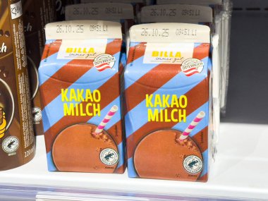 Villach, Avusturya - 24 Temmuz 2025: Çikolatalı süt kutuları bir süpermarket rafında sergileniyor, tüketiciler için cazip tasarım ve markalarını ön plana çıkarıyor