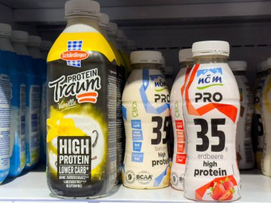 Villach, Avusturya - 24 Temmuz 2025: Protein içecekleri market raflarında sergilenmekte, Schardinger markası vanilya ve çilek aromalı sergilenmektedir