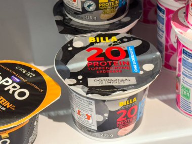 Villach, Avusturya - 24 Temmuz 2025: Protein içerikli BILLA yoğurt konteynırı, diğer süt ürünleri arasında buzdolabına konmuş, fitness meraklılarına hitap eden