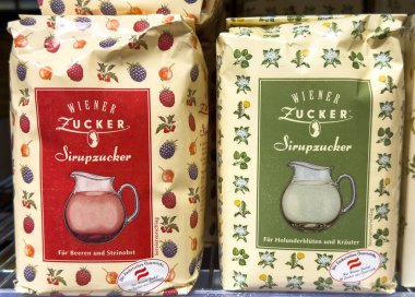 Villach, Avusturya - 24 Temmuz 2025: Wiener Zucker şurubu şeker torbaları renkli ambalajları ve çekici tasarımları vurgulayarak bir mağaza rafında sergilendi