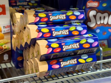 Villach, Avusturya - 24 Temmuz 2025: Süpermarket raflarına yerleştirilmiş akıllı şeker kutuları, parlak renkler ve şeker severler için çekici tasarımlar