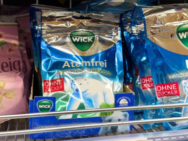 Villach, Avusturya - 24 Temmuz 2025: Wick Atemfrei mentollü pastiller süpermarket raflarında parlak mavi ambalajlar, kutup ayısı grafikleri ve göz alıcı tasarım