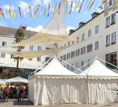 Villach, Avusturya - 24 Temmuz 2025: 80. Geleneksel Köle Kirchtag Festivali 'nde renkli çadırlar kuruldu, canlı dekorasyonlarla şenlikli bir atmosfer yaratıldı