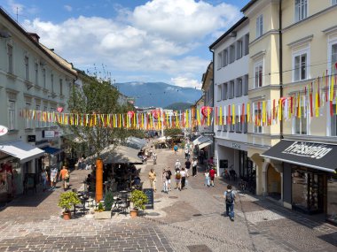 Avusturya, Villach - 24 Temmuz 2025: Avusturya 'daki 80. Villacher Kirchtag Festivali sırasında renkli süslemeler ve hareketli kalabalıklarla dolu canlı sokak sahnesi