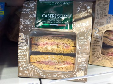 Tarvisio, İtalya - 26 Temmuz 2025: Casereccio gurme sandviç paketleme lezzetli et ve peynir katmanları sergiliyor, yemek tutkunları ve hızlı yemekler için mükemmel