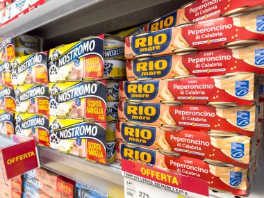 Tarvisio, İtalya - 26 Temmuz 2025: Süpermarket raflarında konserve deniz ürünleri, renkli ambalaj ve tanıtım levhalarıyla Nostromo ve Rio Mare markaları sergileniyor