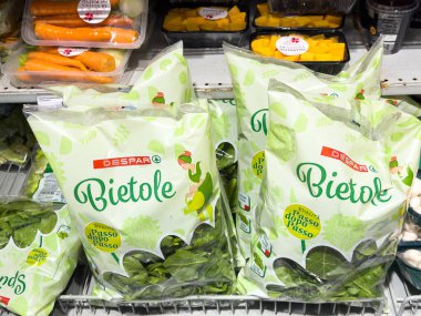 Tarvisio, İtalya - 26 Temmuz 2025: Markette Despar 'dan getirilmiş taze ıspanak paketleri sağlıklı gıda seçeneklerini ve canlı renkleri vurguluyor