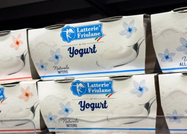 Tarvisio, İtalya - 26 Temmuz 2025: Rafa dizilmiş Latterie Friulane yoğurt kutuları, çekici ambalaj ve marka kimlikleri vurgulanıyor