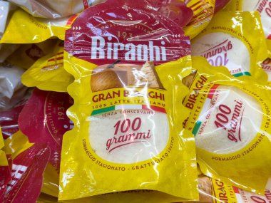 Tarvisio, İtalya - 26 Temmuz 2025: Biraghi Gran Baghi peynir paketleri bir mağazaya istiflenmiş, parlak renkler ve müşteriler için açık ürün bilgileri yer alıyor