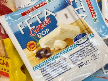 Tarvisio, İtalya - 26 Temmuz 2025: Despar 'dan Feta peyniri, kremsi dokusu ve canlı ambalaj tasarım elementleri ile Yunan kökenini vurguluyor