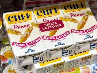 Tarvisio, İtalya - 26 Temmuz 2025: Şef Panna laktozsuz krema kutuları süpermarket raflarında renklendirici ve ürün detaylarını vurguluyor
