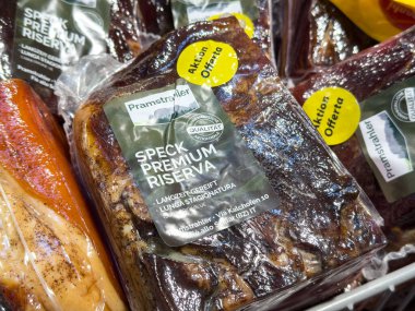 Tarvisio, İtalya - 26 Temmuz 2025: Pramstraller Speck Premium Riserva bir markette güzelce paketlenmiş, kalitesi ve tazeliği ön plana çıkarıyor