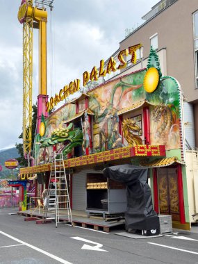 Villach, Avusturya - 28 Temmuz 2025: Drachen Palast eğlence merkezi ejderha motifleriyle renkli bir cephe oluşturarak canlı bir karnaval atmosferi yaratıyor