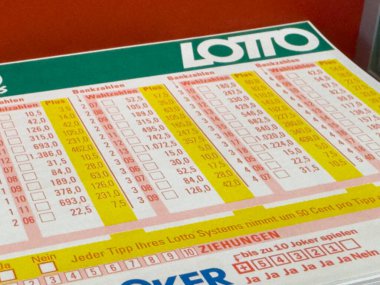 Villach, Avusturya - 28 Temmuz 2025: Piyango biletlerinde çeşitli numaralar ve bahis seçenekleri yer alıyor, piyango oyunlarına katılmanın heyecanı vurgulanıyor