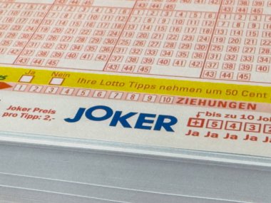 Villach, Avusturya - 28 Temmuz 2025: Piyango bileti, Joker oyun seçeneklerini parlak renkler ve kolay okunacak şekilde düzenlenmiş düzenlerle göstermektedir