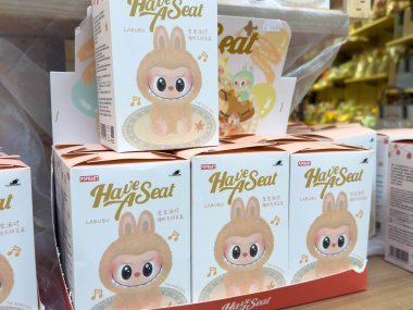 Villach, Avusturya - 28 Temmuz 2025: Rafa dizilmiş sevimli tavşan heykelcikleri, koleksiyoncular ve hediye verme etkinlikleri için mükemmel