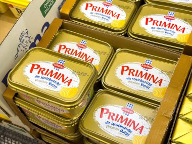 Villach, Avusturya - 28 Temmuz 2025: Primina tereyağı konserveleri bir bakkalda güzelce düzenlenir, çekici ambalajları ve kaliteli çekicilikleri vurgulanır