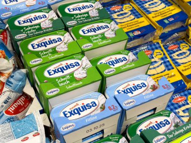 Villach, Avusturya - 28 Temmuz 2025: Market raflarına ekstazi krem peynir ürünleri yerleştirildi, farklı tatlar ve gıda aşıkları için canlı paketler vurgulandı