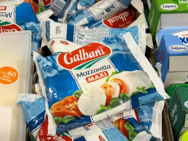 Villach, Avusturya - 28 Temmuz 2025: Galbani mozzarella peynir paketleri, taze süt ürünleri ve renkli markaların yer aldığı bir markette düzenlenmiştir.