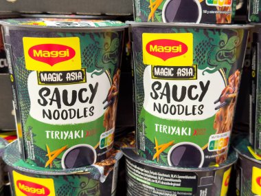 Villach, Avusturya - 28 Temmuz 2025: Teriyaki aromalı Maggi Magic Asia Sucy Noodles, hazır yemek sevenlere hitap ediyor