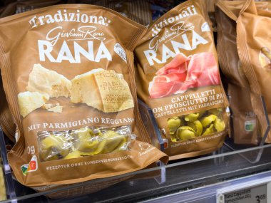 Villach, Avusturya - 28 Temmuz 2025: Giovanni Rana 'dan gelen Gnocchi ve cappelletti makarnası, İtalyan aşçılık geleneğini vurgulayan bir süpermarket rafında güzelce düzenlenmiştir.